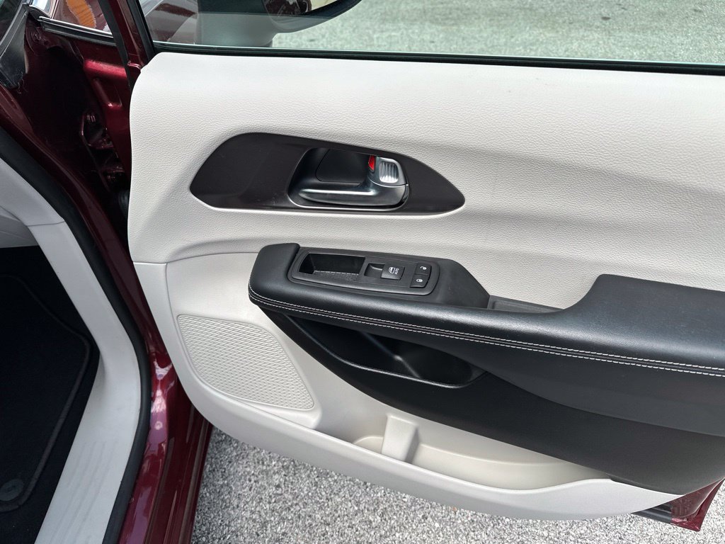 Used 2023 Chrysler Pacifica Touring-L AWD/4WD image 14
