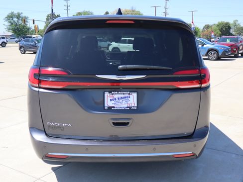 Used 2023 Chrysler Pacifica Touring-L FWD image 7