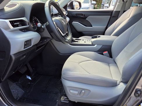 Used 2022 Toyota Highlander LE image 9