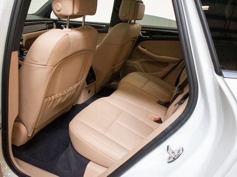 Certified 2025 Porsche Macan image 22