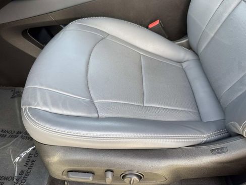 Used 2023 Buick Enclave Essence image 28