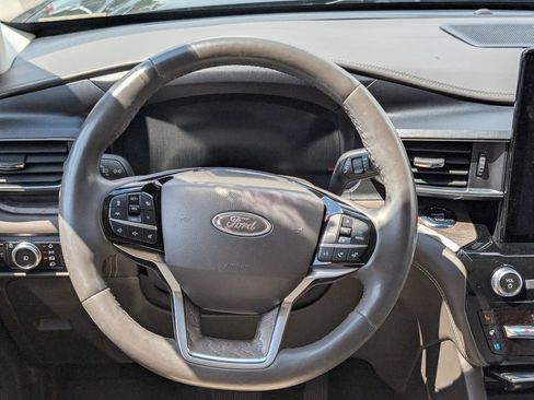 Used 2023 Ford Explorer Platinum w/ Technology Package AWD/4WD image 12