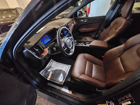 Certified 2023 Volvo XC60 B5 Plus w/ Climate Package AWD/4WD image 17
