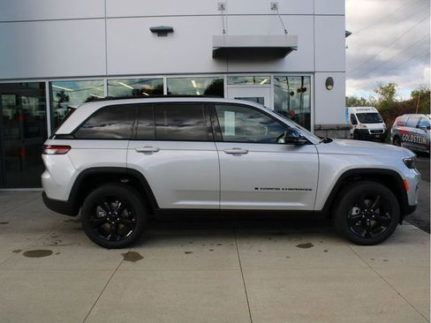 New 2025 Jeep Grand Cherokee Limited w/ Black Appearance Package image 4