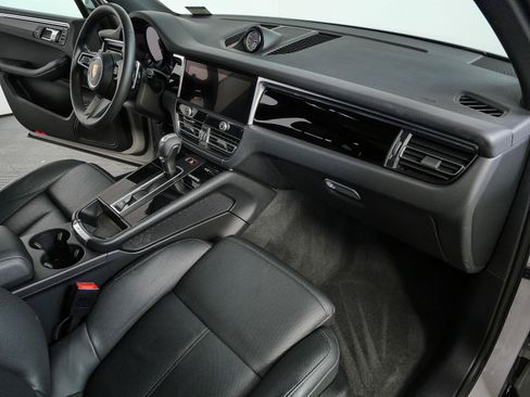 Used 2022 Porsche Macan AWD/4WD image 25