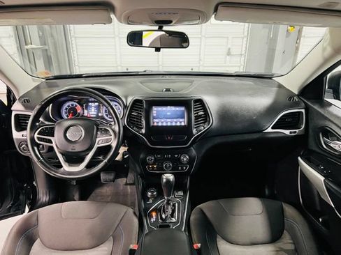 Used 2019 Jeep Cherokee Latitude AWD/4WD image 4