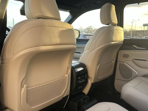 Used 2024 Jeep Grand Cherokee L Limited w/ Luxury Tech Group II image 13