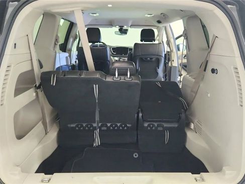 Used 2023 Chrysler Pacifica Touring-L FWD image 19