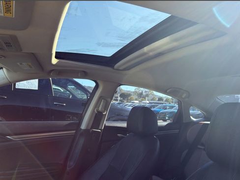 Used 2019 Honda Civic Touring image 7