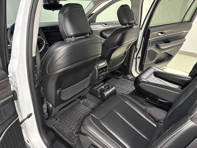 Used 2023 Jeep Grand Cherokee L Limited w/ Black Appearance Package AWD/4WD image 28