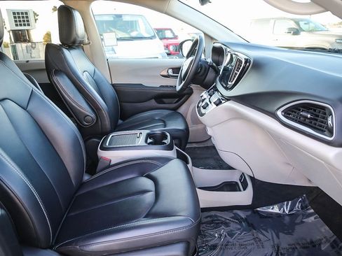 Certified 2024 Chrysler Pacifica Touring-L image 17