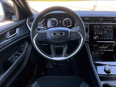 Used 2024 Jeep Grand Cherokee Altitude AWD/4WD image 5