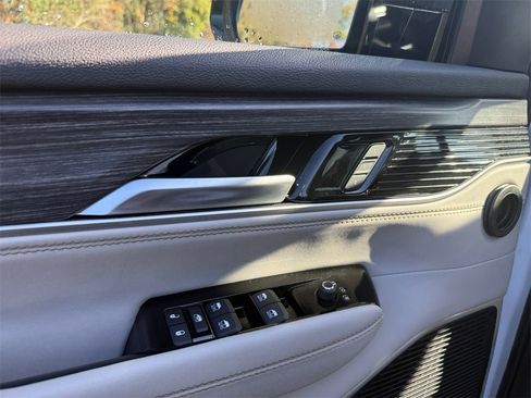 Used 2024 Jeep Wagoneer Series II w/ Flexible Seating Group image 18