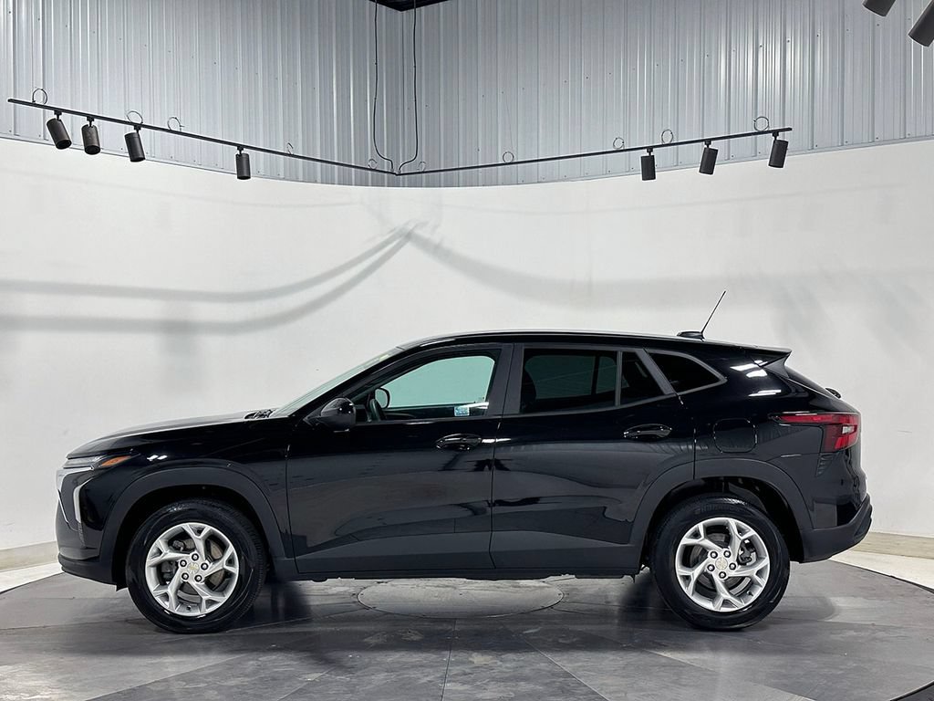 Used 2024 Chevrolet Trax LS w/ LS Convenience Package FWD image 14