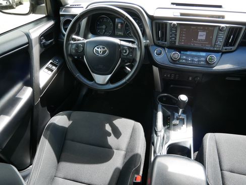 Used 2018 Toyota RAV4 XLE AWD/4WD image 9