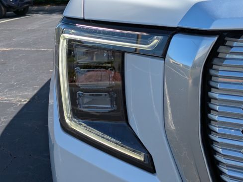 Used 2024 GMC Yukon XL Denali AWD/4WD image 9