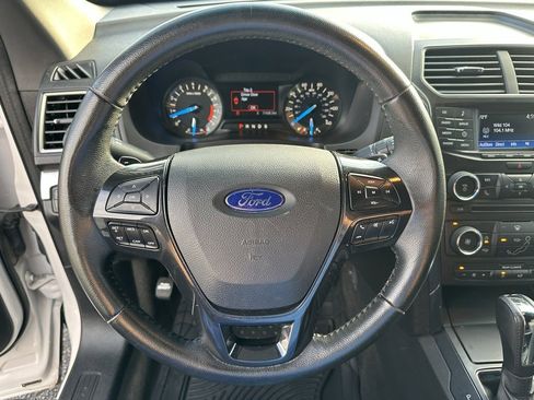 Used 2017 Ford Explorer XLT image 13