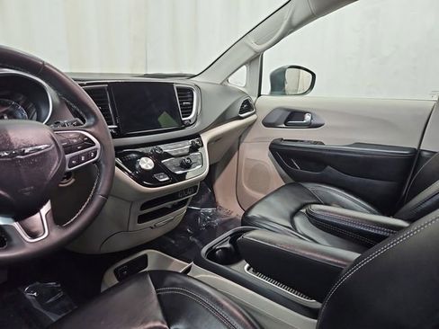 Used 2023 Chrysler Pacifica Touring-L image 29
