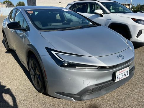 Used 2023 Toyota Prius LE FWD image 3