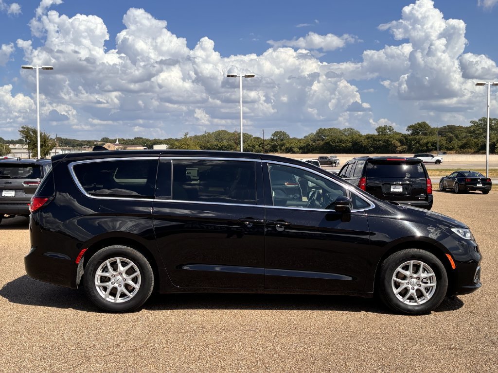 Used 2025 Chrysler Pacifica Select FWD image 4