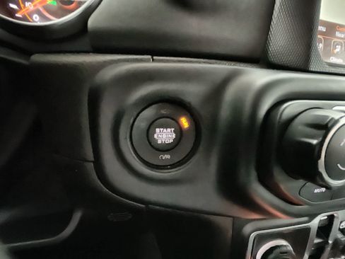 Used 2020 Jeep Wrangler Unlimited Sahara image 17