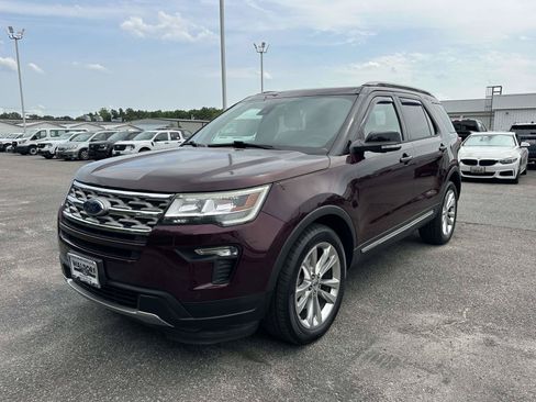 Used 2018 Ford Explorer XLT w/ Equipment Group 202A AWD/4WD image 3