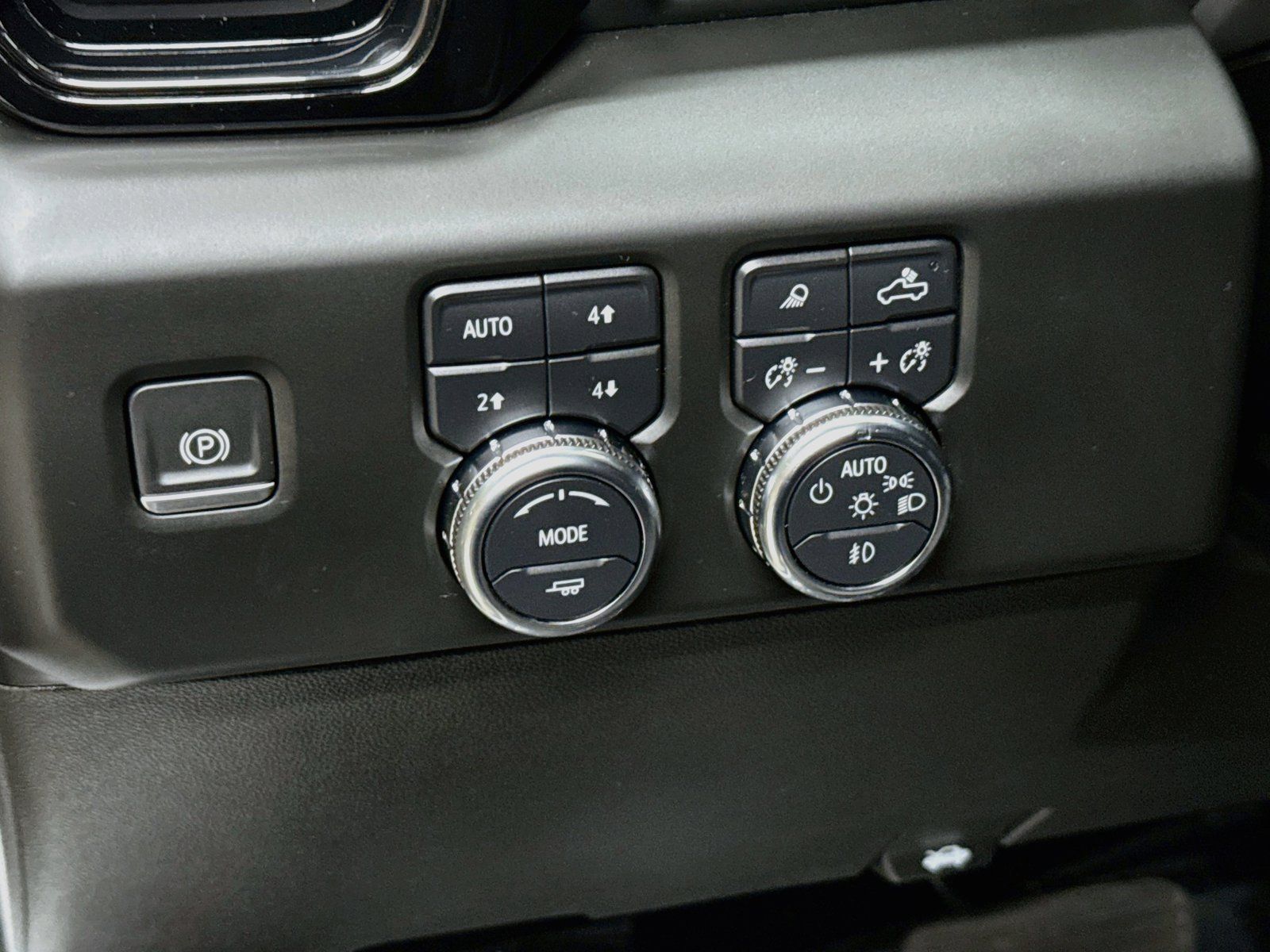 Used 2024 GMC Sierra 1500 AT4 w/ Technology Package AWD/4WD image 12