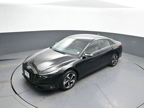 Certified 2023 Hyundai Elantra Limited w/ Preferred Accessory Package image 34