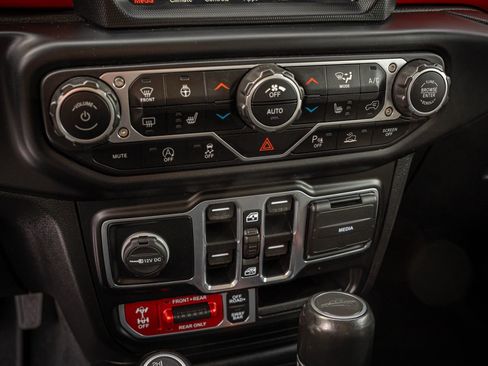 Used 2020 Jeep Gladiator Rubicon w/ Uconnect 4C Nav & Sound Group image 23