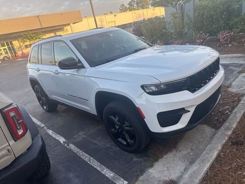Used 2022 Jeep Grand Cherokee Altitude image 5