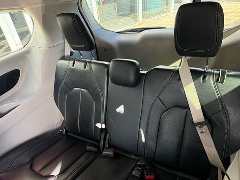 Used 2022 Chrysler Pacifica Touring-L w/ Uconnect Theater Family Group FWD image 26