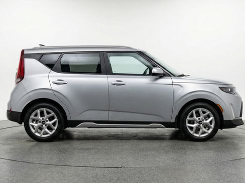 Used 2025 Kia Soul LX w/ LX Technology Package image 11