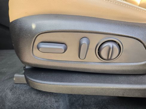 Used 2023 Chevrolet Traverse Premier image 24