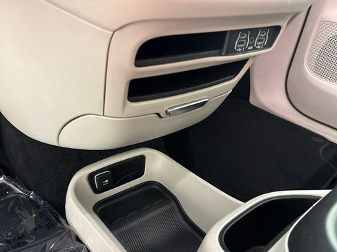Used 2023 Chrysler Pacifica Touring-L FWD image 47