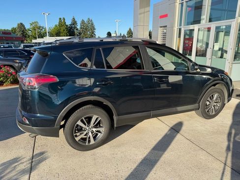 Used 2017 Toyota RAV4 XLE AWD/4WD image 4