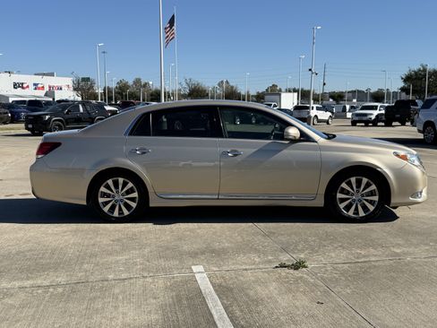 Used 2011 Toyota Avalon Limited image 3