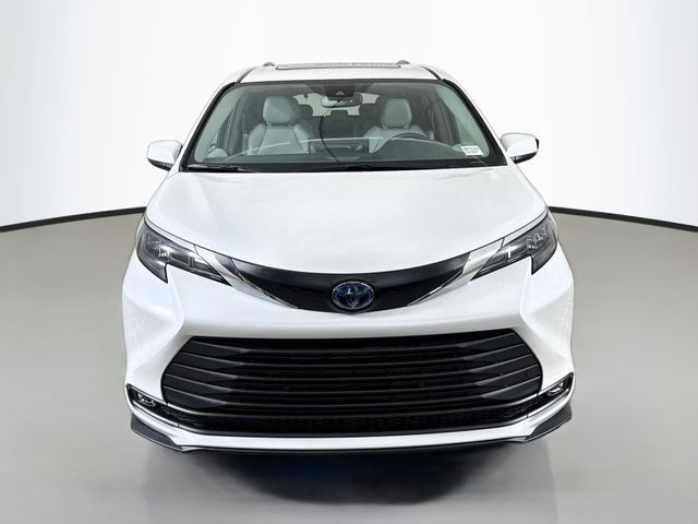 Used 2025 Toyota Sienna XLE FWD image 2