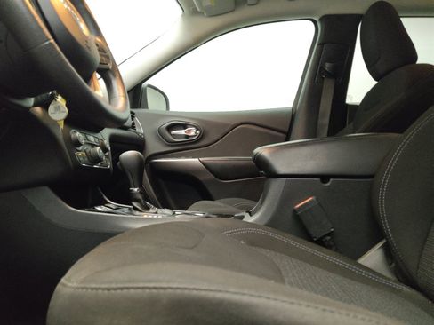 Used 2019 Jeep Cherokee Latitude w/ Popular Appearance Group FWD image 17