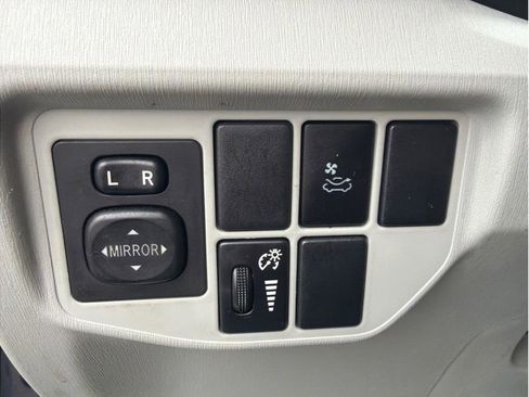 Used 2013 Toyota Prius Four w/ Deluxe Solar Roof Pkg image 18