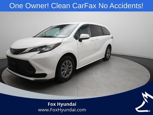 Used 2023 Toyota Sienna LE FWD image 1
