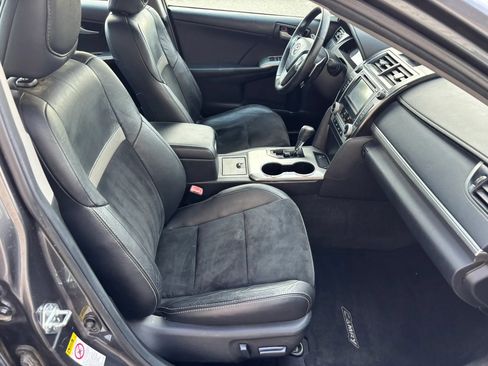 Used 2012 Toyota Camry SE w/ Leather Pkg FWD image 8