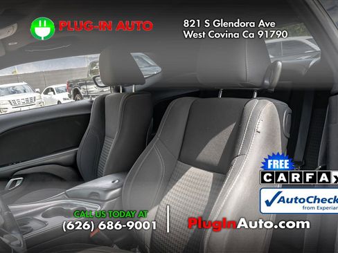 Used 2017 Dodge Challenger SXT image 8
