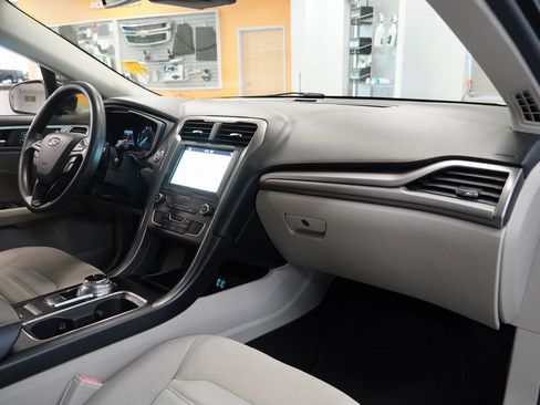 Used 2019 Ford Fusion SE image 32