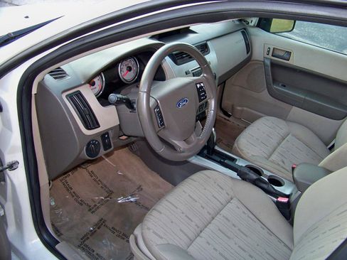 Used 2010 Ford Focus SE FWD image 29