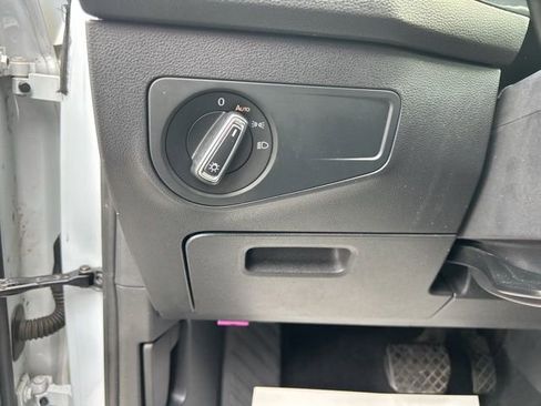 Used 2018 Volkswagen Tiguan SE image 17