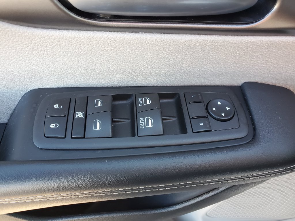 Used 2023 Chrysler Pacifica Touring-L FWD image 20