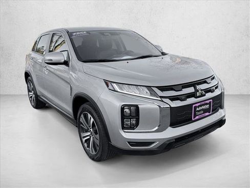 Used 2024 Mitsubishi Outlander SE image 3