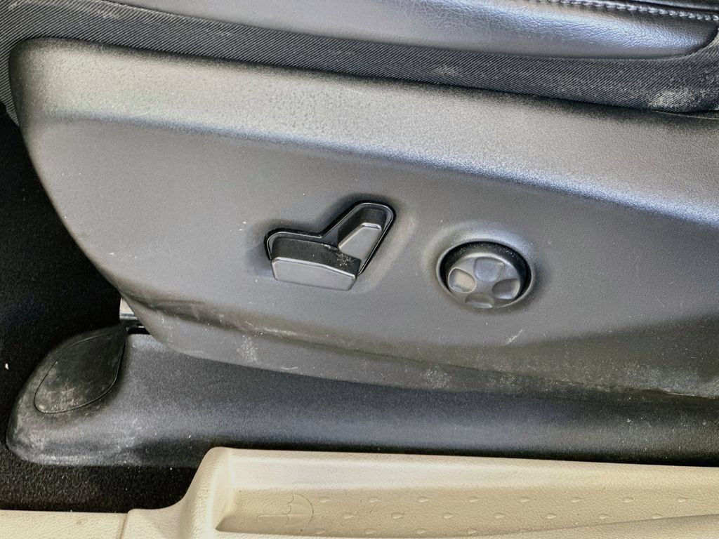 Used 2023 Chrysler Pacifica Touring-L FWD image 21