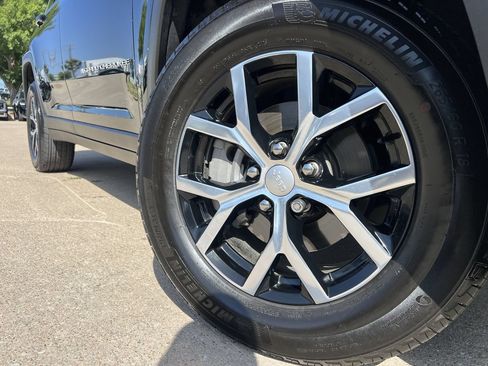 Used 2025 Jeep Grand Cherokee Limited RWD image 6