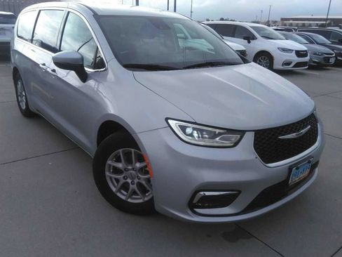 Used 2023 Chrysler Pacifica Touring-L FWD image 14